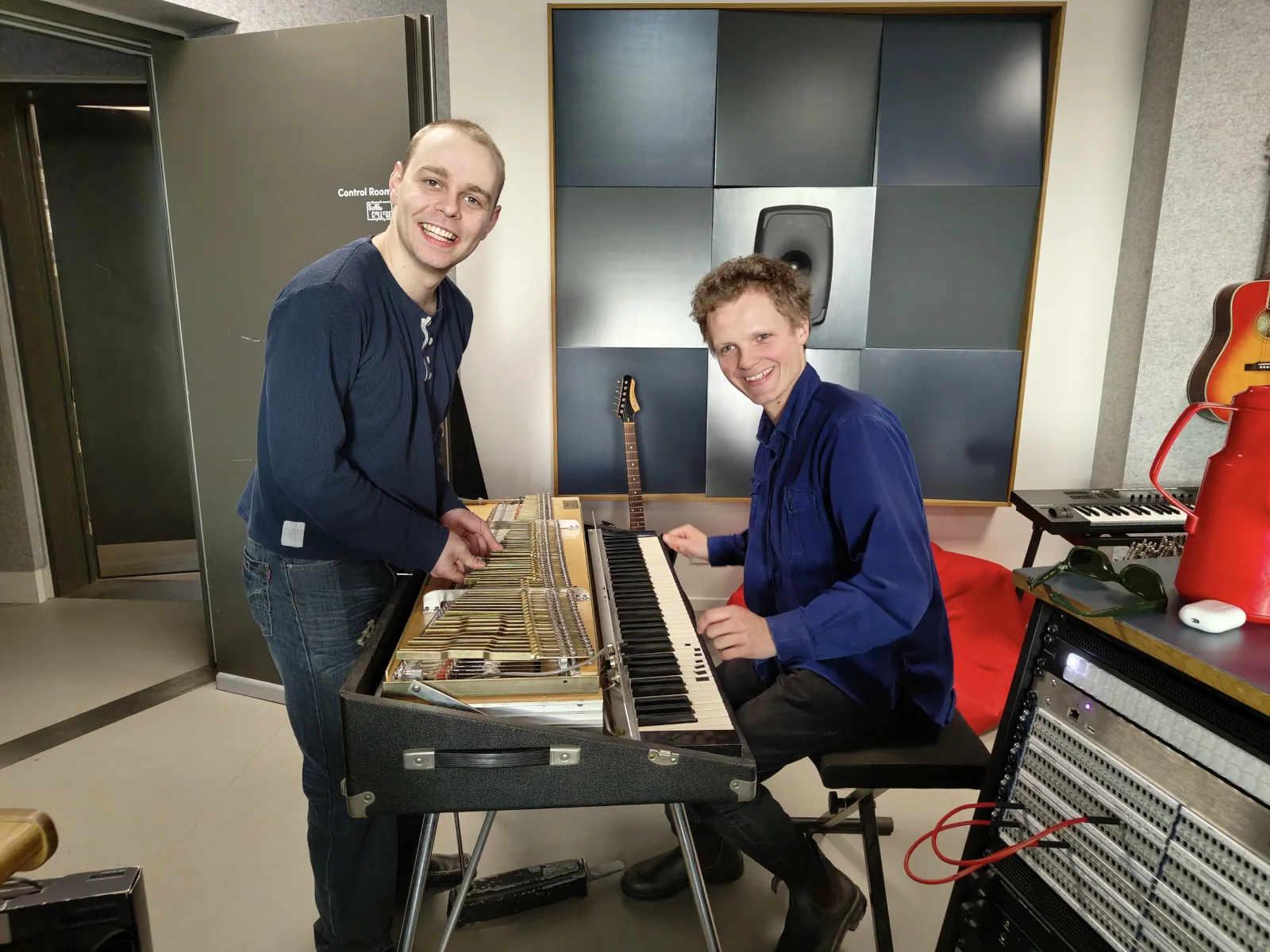 Frederik playing the Fender Rhodes while Simon mutes the tone bars.